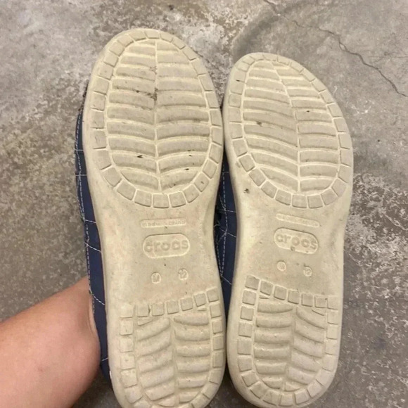 Crocs men leather slip on shoes - Picture 2 of 4